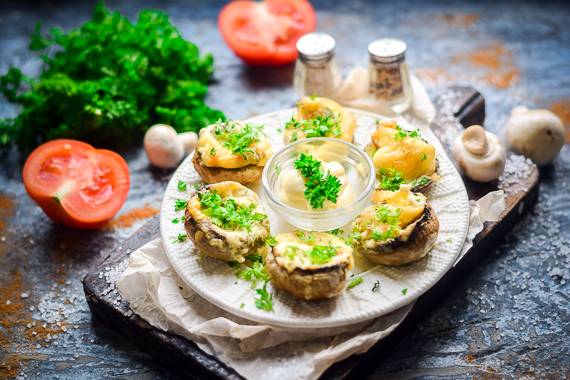 Фаршированные шампиньоны в духовке с сыром и ветчиной