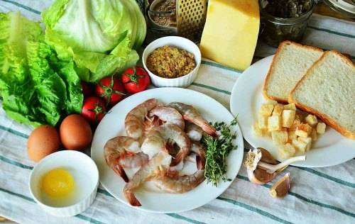 Классический салат цезарь с креветками