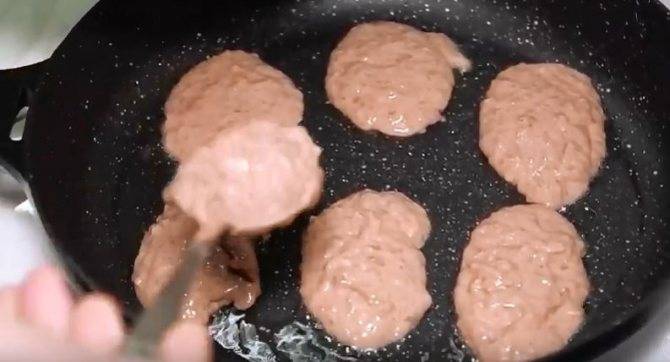 Печеночные оладьи из говяжей, свиной или куриной печени. классические пошаговые рецепты на любой вкус