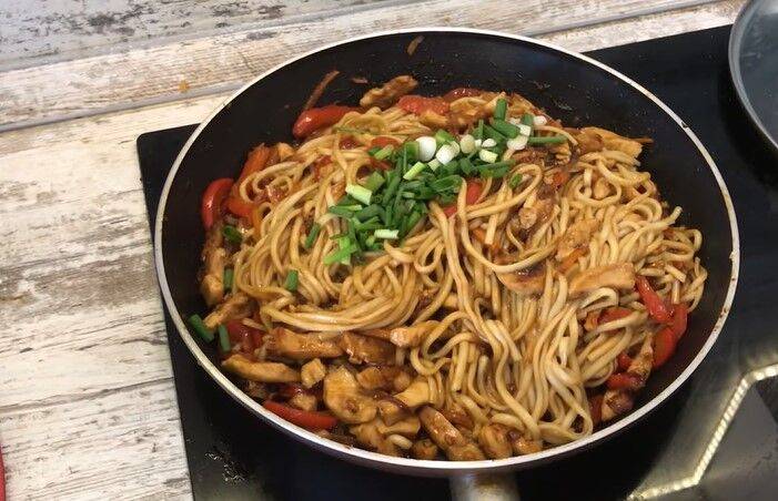 Лапша удон с курицей и овощами в соусе терияки