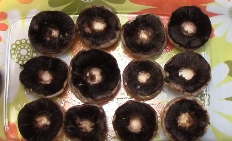 Фаршированные шампиньоны в духовке с сыром и ветчиной