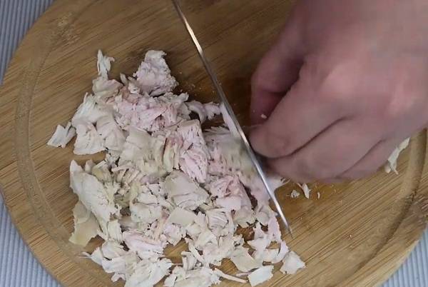 Салат с курицей и ананасами: классические рецепты очень вкусных салатов