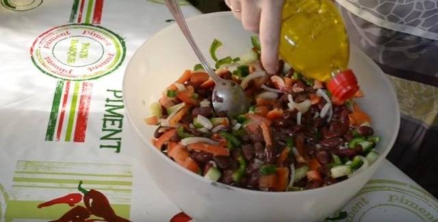 Салаты с консервированной фасолью и сухариками, вкусные, необычные, но простые