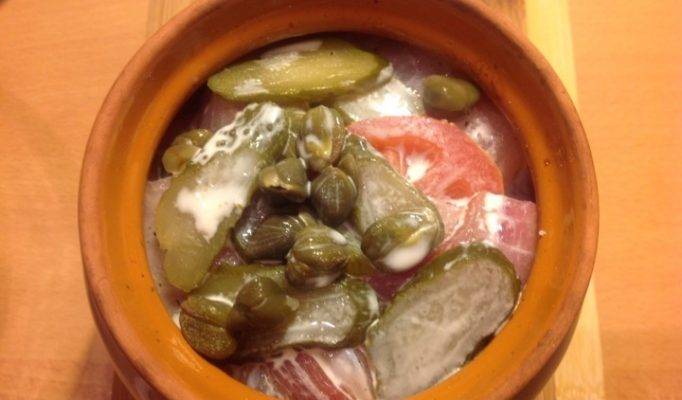 Три запечённых блюда в горшочках: картофель с рисом, с овощами и вкусная тушеная картошка