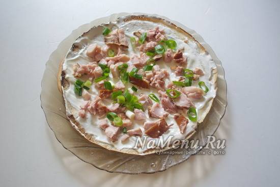 Блинный торт со сметанным кремом и бананами