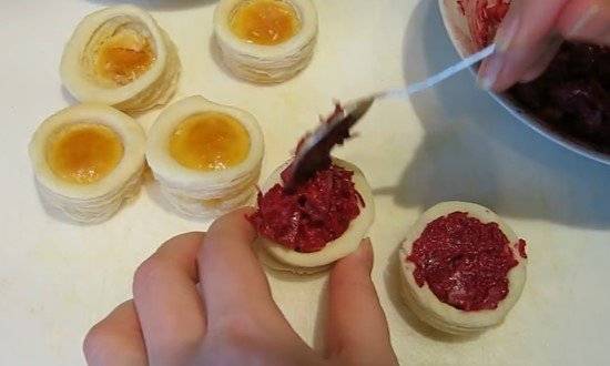 Закуска из лаваша: рулетики с сельдью и картофелем