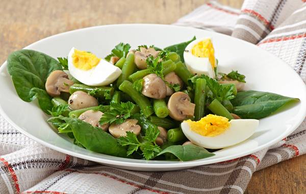 Вкусные салаты с яйцом и зелёным луком: подборка летних рецептов