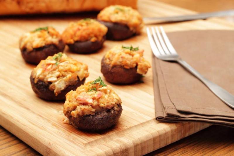 Фаршированные шампиньоны в духовке с сыром и ветчиной