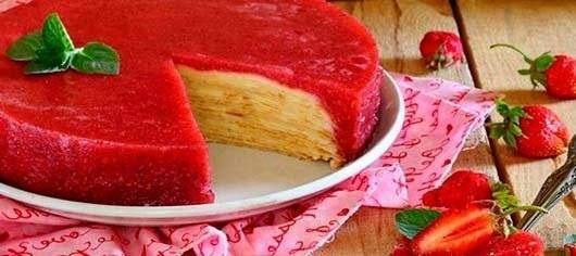 Блинный торт со сметанным кремом и бананами