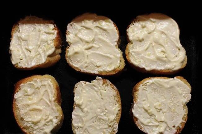 Яйца фаршированные шпротами и огурцом