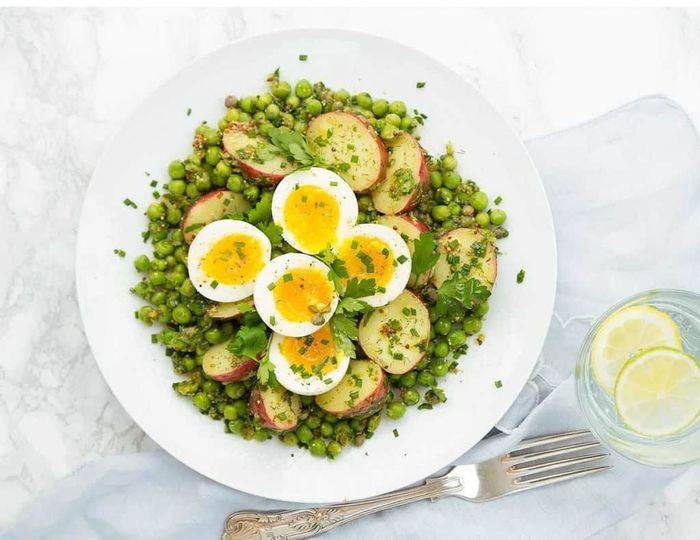 Вкусные салаты с яйцом и зелёным луком: подборка летних рецептов