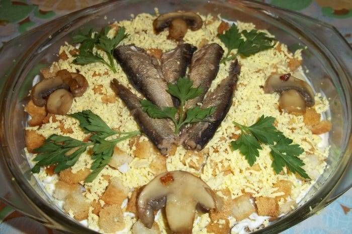 Яйца фаршированные шпротами и огурцом