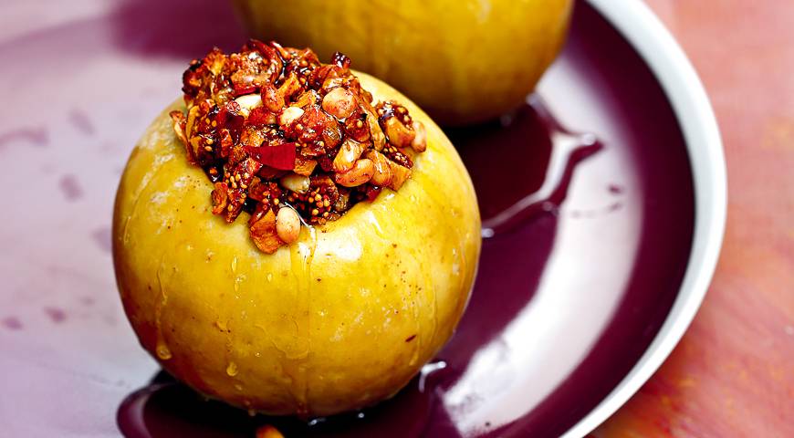Запеченные яблоки с медом в духовке: лучшие рецепты. как вкусно запечь яблоки с медом и орехами, корицей, изюмом, лимоном, творогом в духовке, микроволновке, мультиварке? сколько калорий в запеченном яблоке с медом?