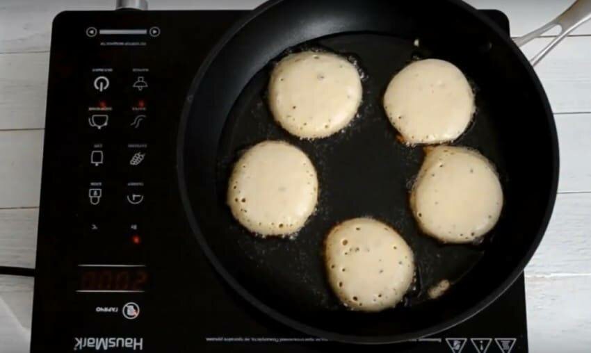 Оладушки на дрожжах. толстые, пышные и воздушные. 7 рецептов