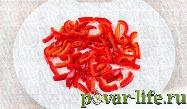 Куриная грудка в сметанном соусе с кунжутом