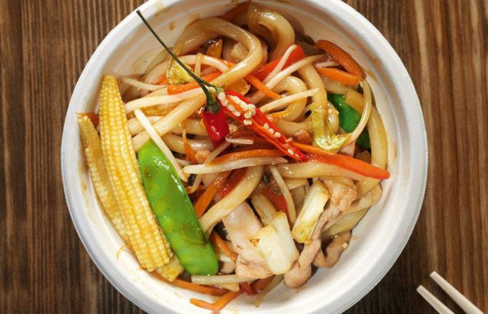 Лапша удон с курицей и овощами в соусе терияки