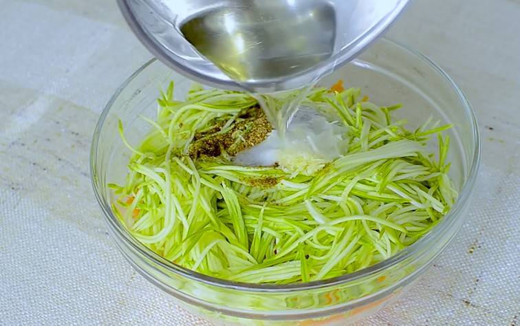 Салаты из свежих кабачков: простые и вкусные рецепты с сырыми кабачками