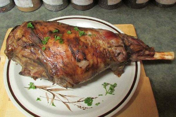 Баранья ножка, томленная с медом и прованскими травами