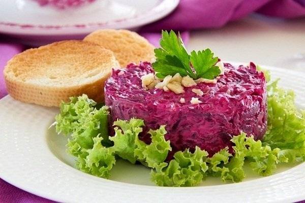 Свекольный салат с черносливом и грецкими орехами, рецепт с фото. вкусный салат с вареной свеклой