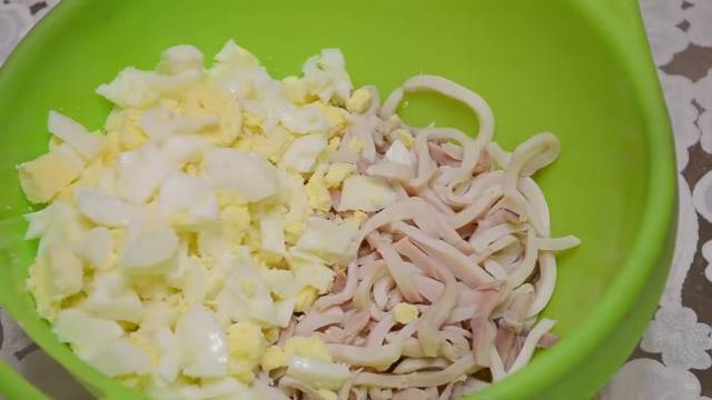 Салат с кальмарами и помидорами на праздничный стол