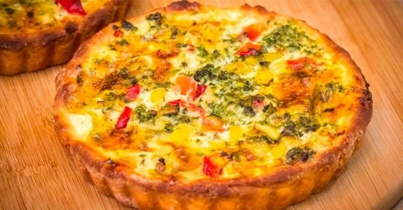 Киш с курицей, грибами и брокколи