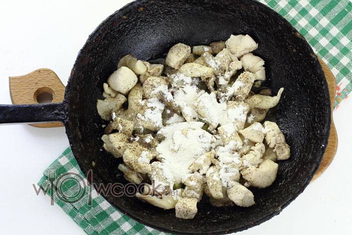 Фрикасе из курицы с шампиньонами по классическому рецепту