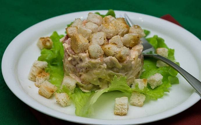 Салаты с консервированной фасолью и сухариками, вкусные, необычные, но простые