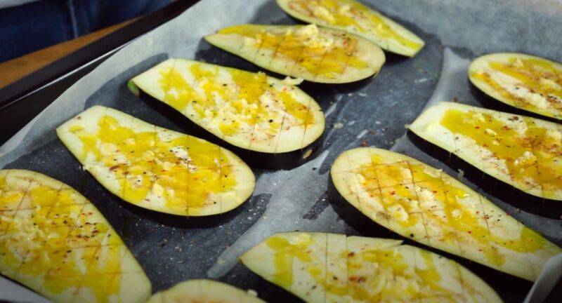 Баклажаны в духовке с помидорами и сыром