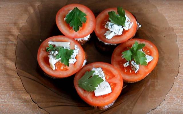 Горячие бутерброды с помидорами и сыром