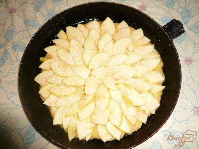 Пирог «шарлотка» с яблоками и бананом