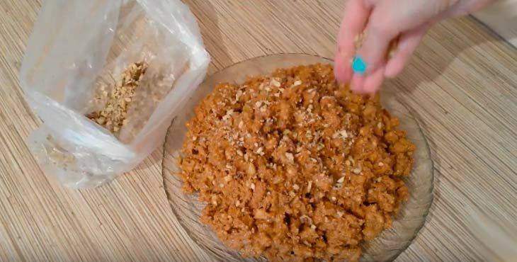 Торт из зефира без выпечки с фруктами, ягодами и орехами