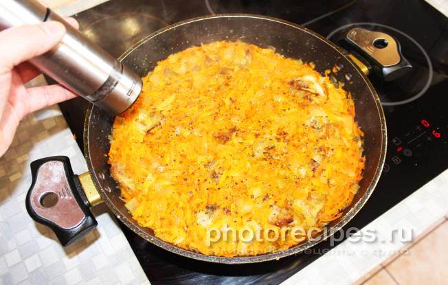 Минтай в майонезе с луком и морковью на сковороде