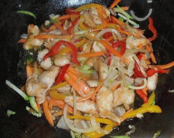 Лапша удон с курицей и овощами в соусе терияки
