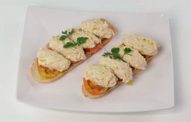 Вкусные бутерброды с тунцом - рецепт с фото