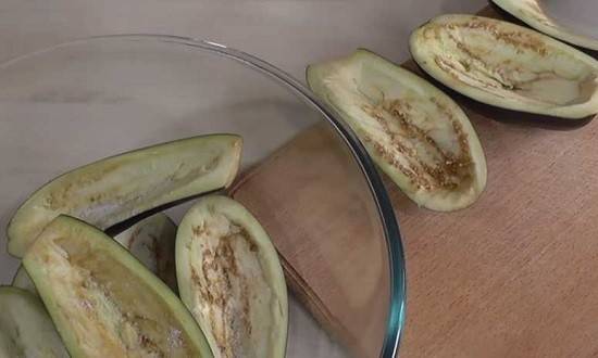 Баклажаны в духовке с помидорами и сыром