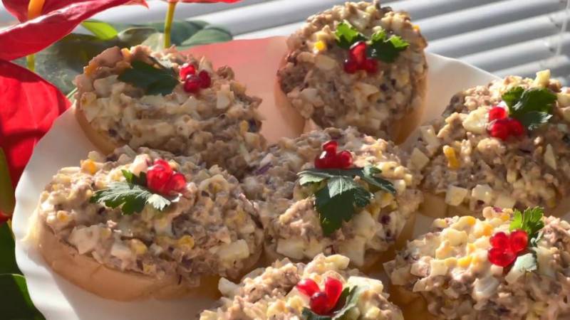 Горячие бутерброды с помидорами и сыром