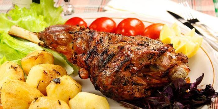 Баранья ножка, томленная с медом и прованскими травами