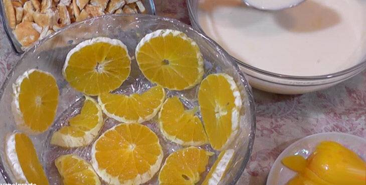 Торт из зефира без выпечки с фруктами, ягодами и орехами