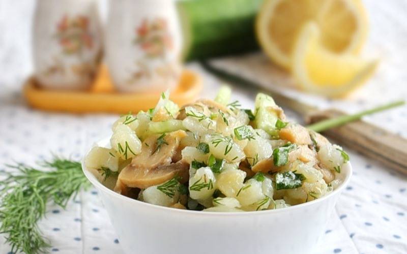 Вкусные салаты с грибами. 7 простых и подробных рецептов на день рождения и новый год