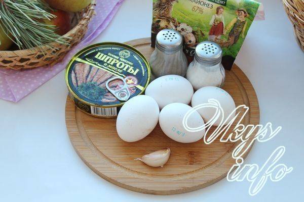 Яйца фаршированные шпротами и огурцом