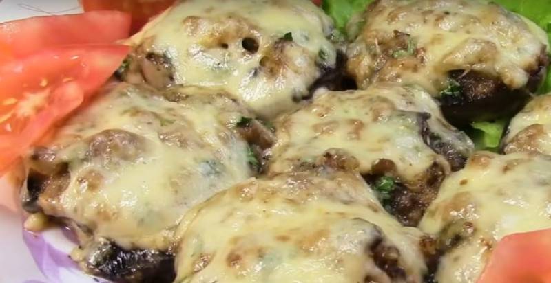 Фаршированные шампиньоны в духовке с сыром и ветчиной