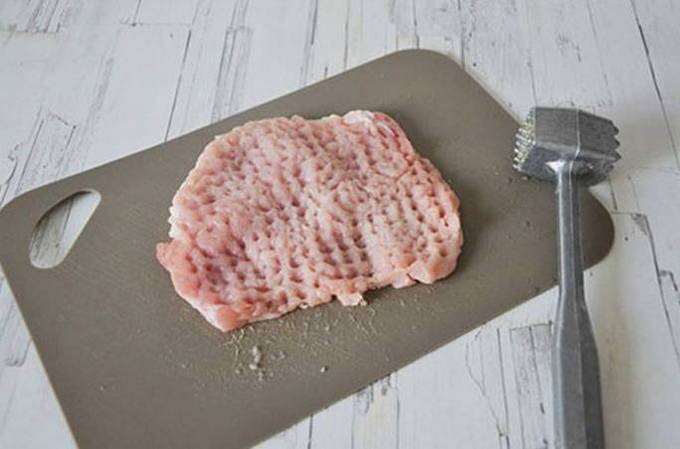 Как приготовить шницель свиной в духовке и на сковороде