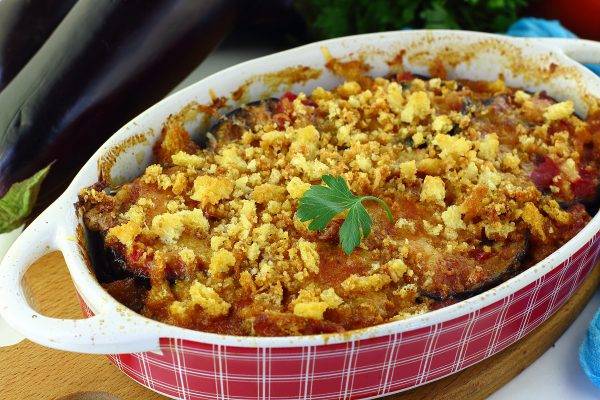Баклажаны в духовке с помидорами и сыром