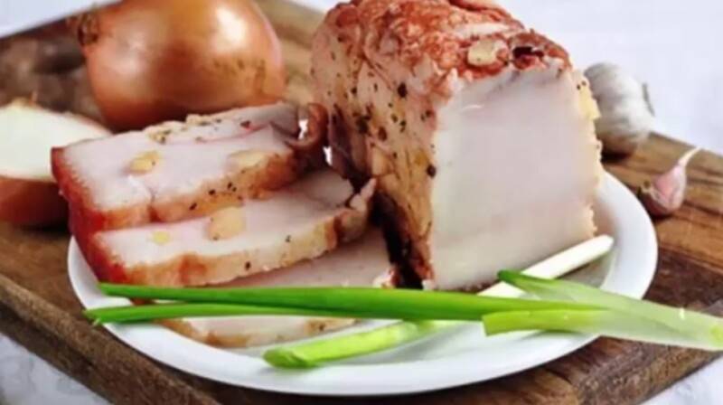 Сало вареное в луковой шелухе