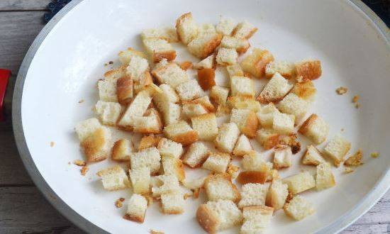 Салаты с консервированной фасолью и сухариками, вкусные, необычные, но простые