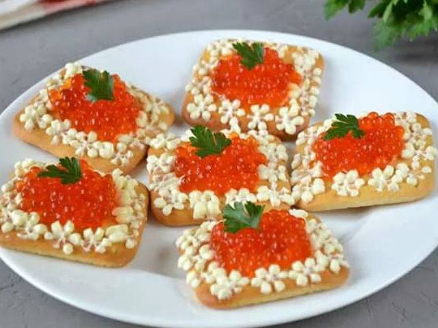 11 самых вкусных бутербродов с красной рыбой к новогоднему столу