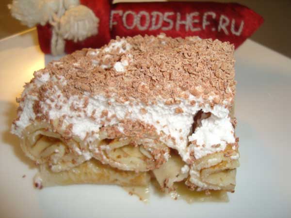 Блинный торт со сметанным кремом и бананами