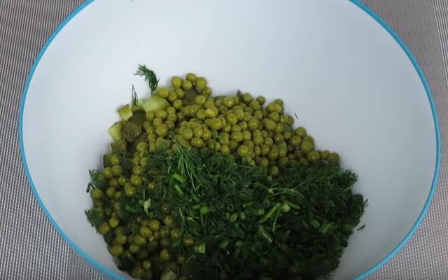 Салат с колбасой