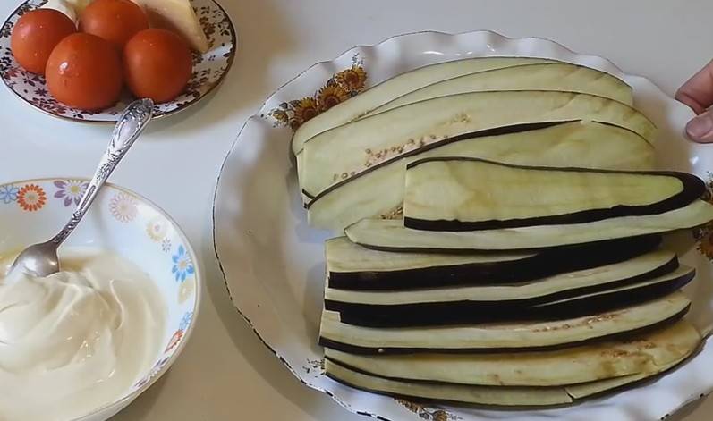 Рулетики из баклажанов с сыром и чесноком