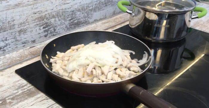 Лапша удон с курицей и овощами в соусе терияки
